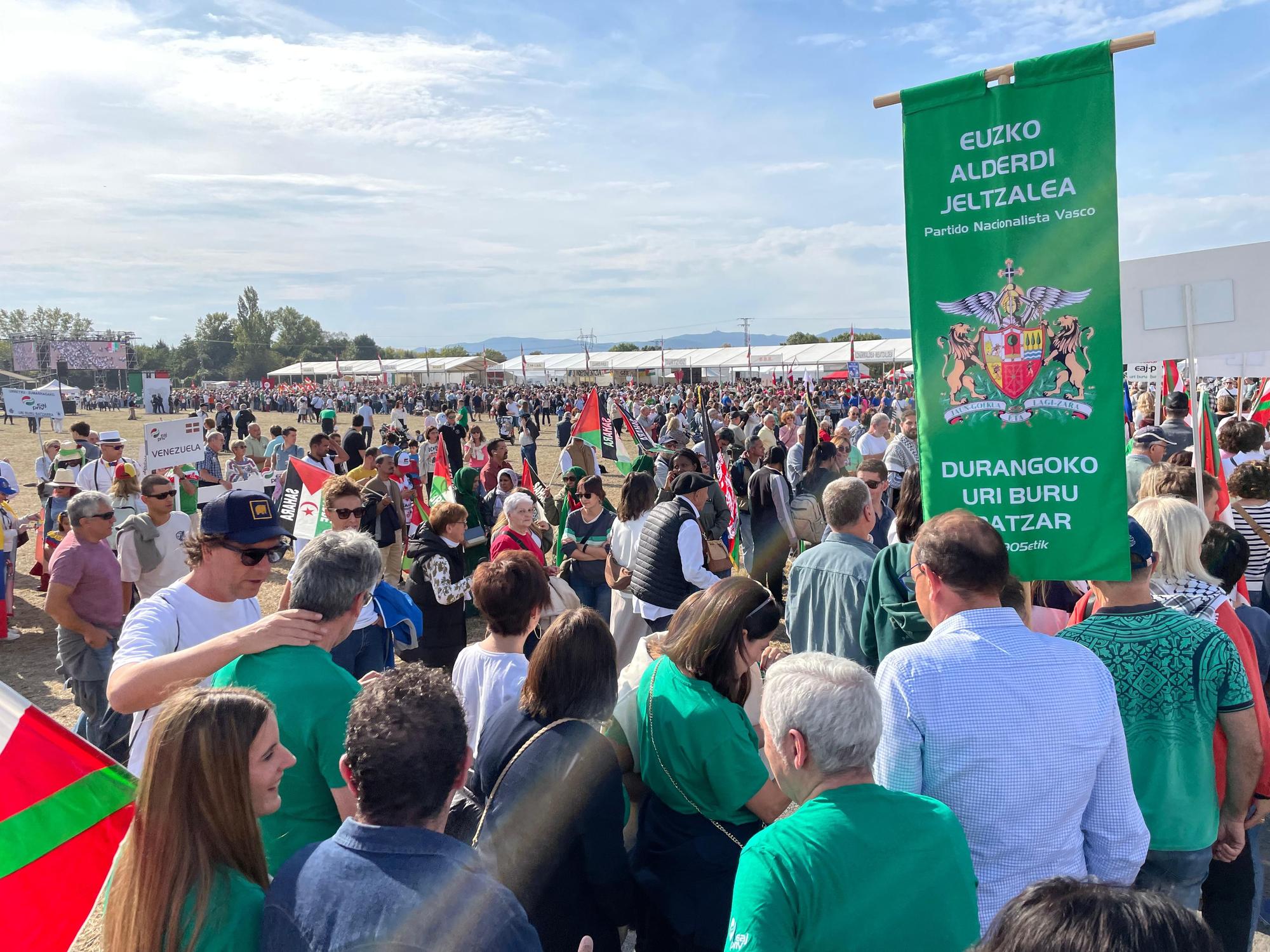 En imágenes: El Alderdi Eguna reúne a miles de jeltzales en un ambiente festivo