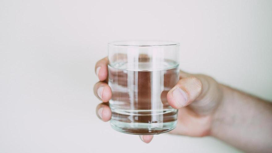¿Agua fría o caliente durante las comidas? El hábito asiático que podría mejorar tu digestión