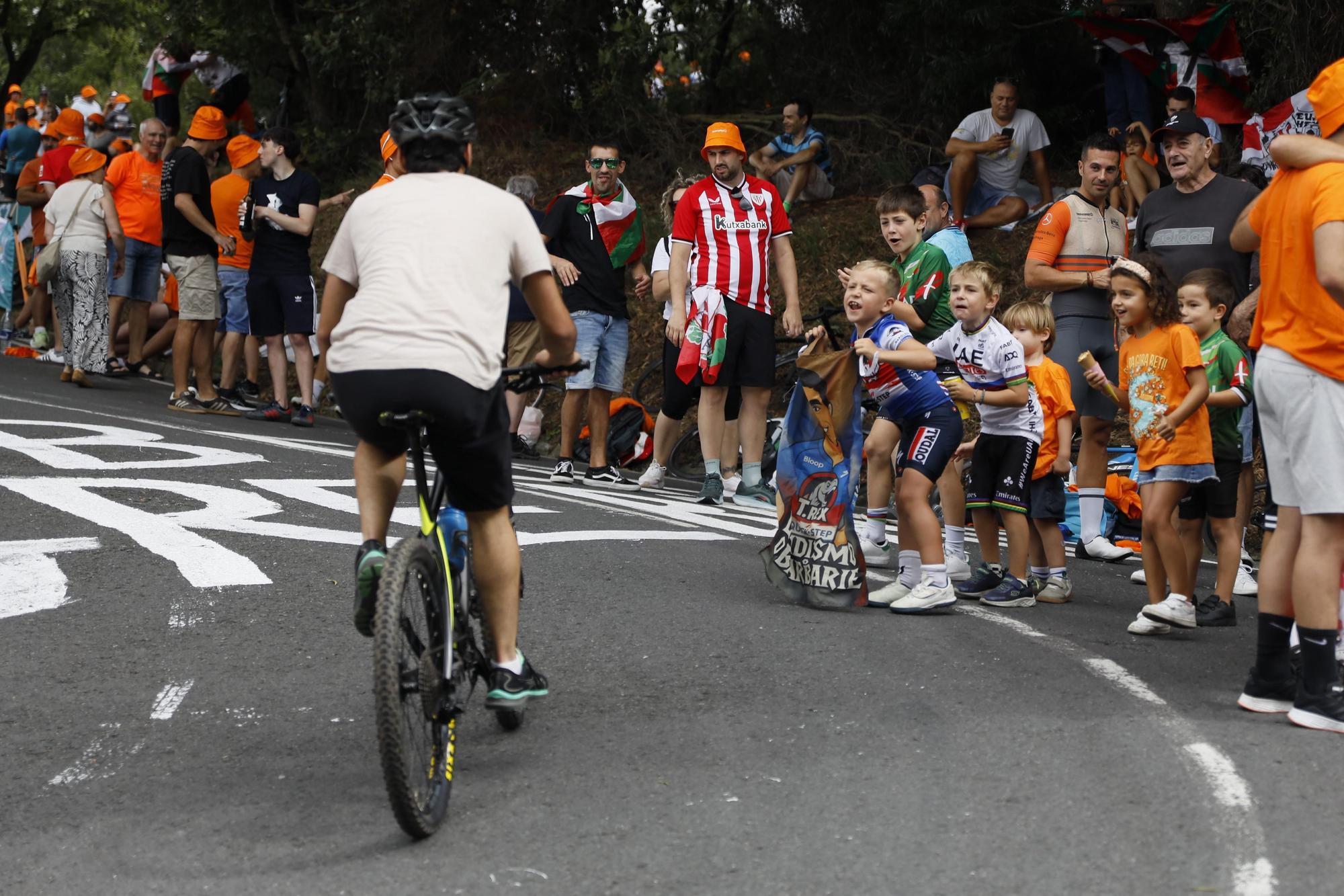La Vuelta en Bizkaia: los aficionados toman Pike Bidea