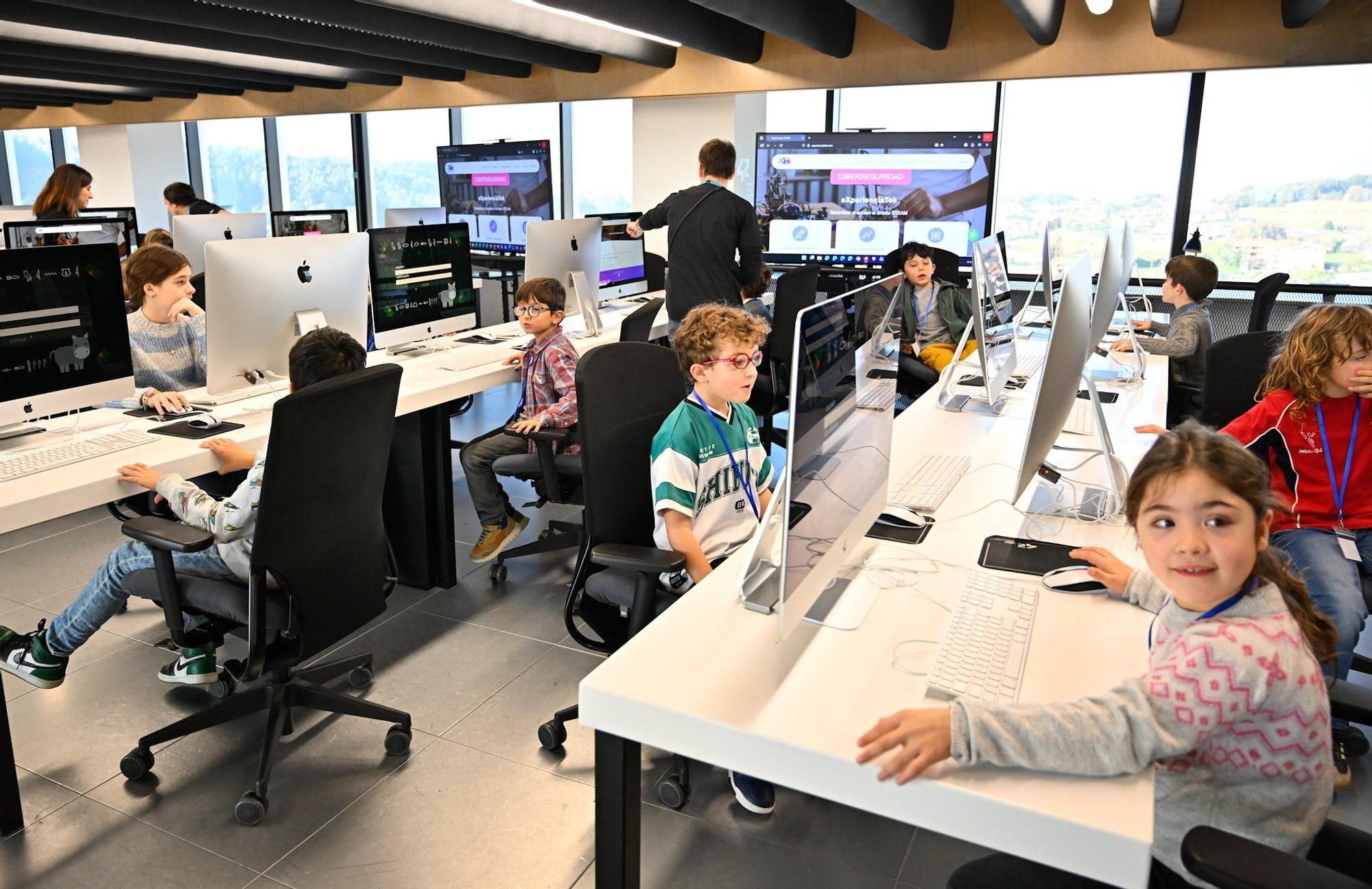 En imágenes: ‘hackeo’ al Olentzero vasco en el campus 42 Urduliz