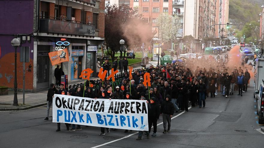Decenas de jóvenes se concentran en Rekalde por el desalojo del gaztetxe