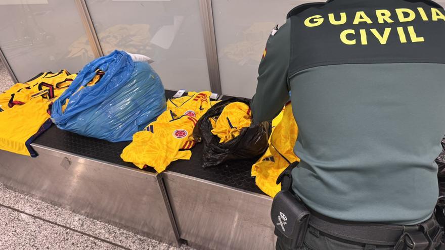 Interceptan más de 70 camisetas de fútbol de contrabando en el aeropuerto de Bilbao