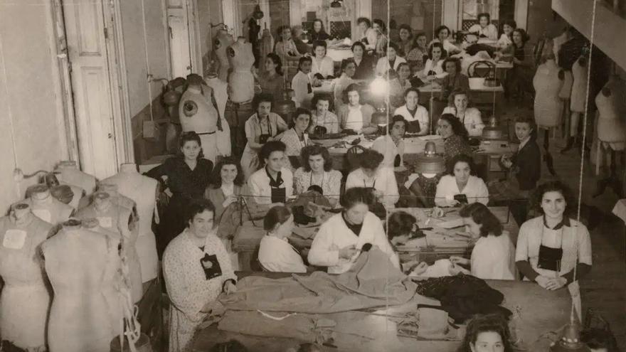 Museo Balenciaga visibiliza &#039;las manos que cosen&#039;, las mujeres que hicieron la obra del maestro