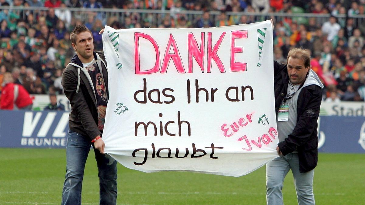 Ivan Klasnic agradece el apoyo de la afición del Werder Bremen tras los dos primeros trasplantes. &#039;&#039;Gracias por creer en mí&#039;&#039;, reza la pancarta