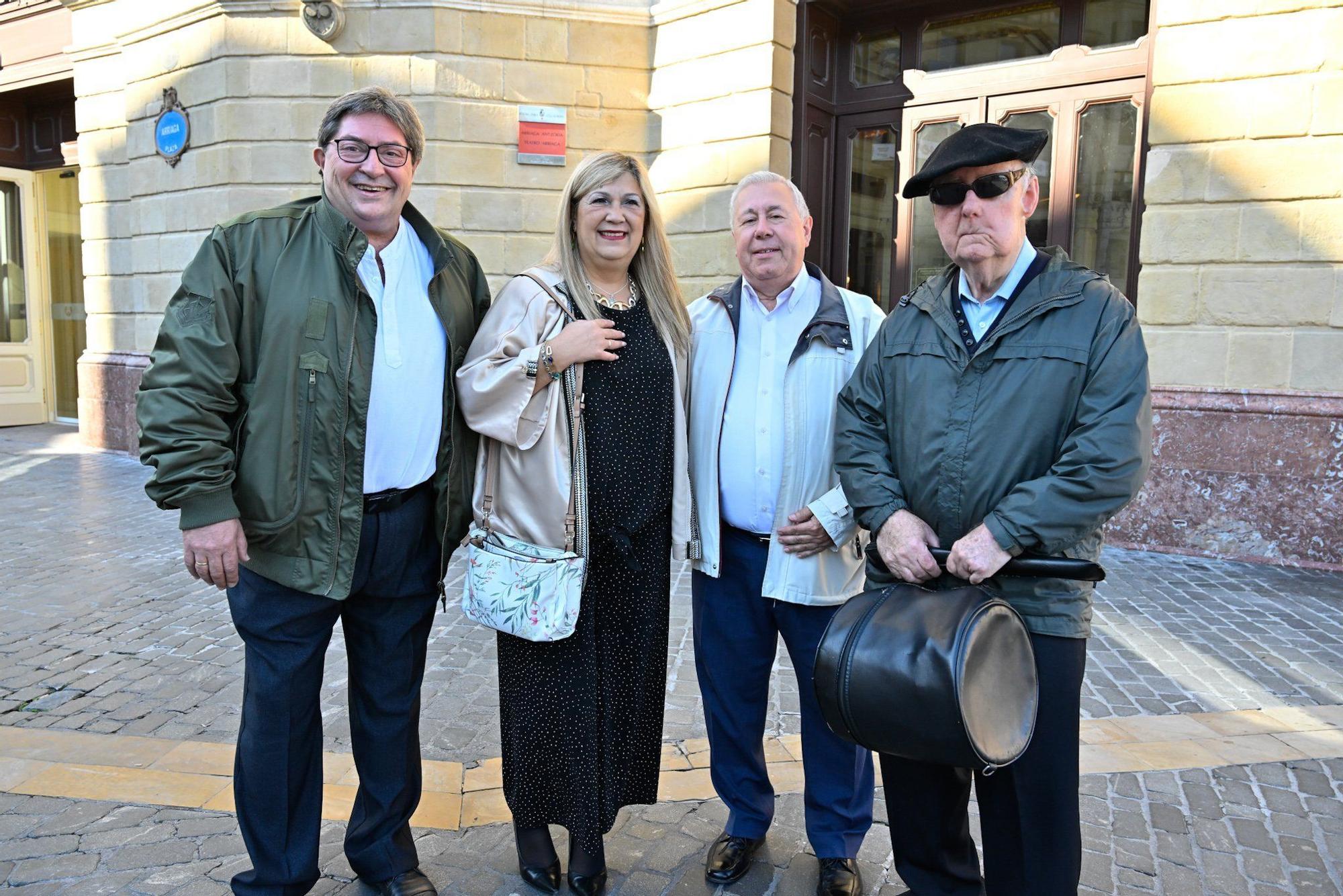 El cofrade Iñaki Ruiz, Marian Gómez, Juan Carlos Rastrollo y el txistulari Mikel Bilbao.