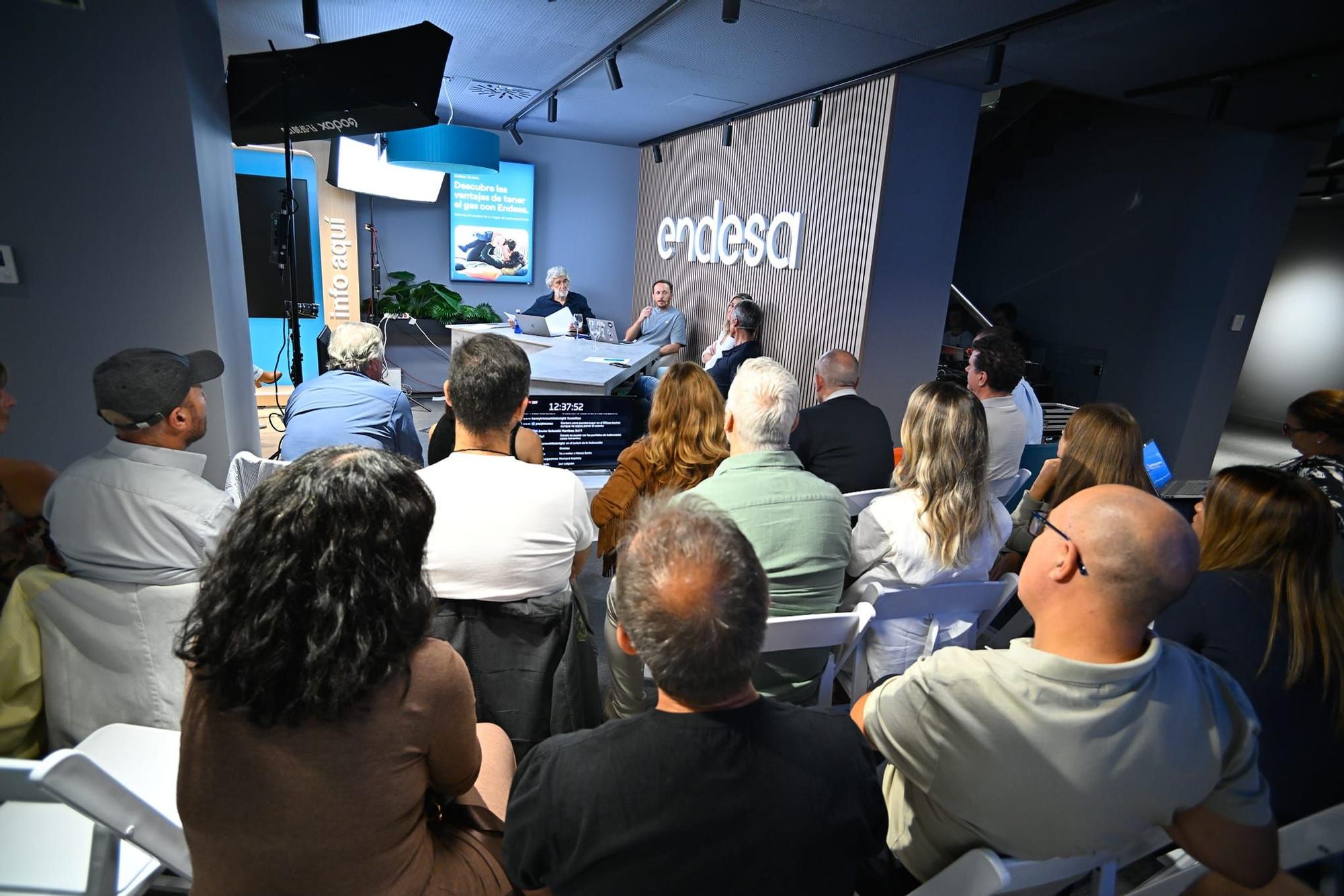 Numeroso público se acercó a la nueva tienda Endesa de Bilbao.