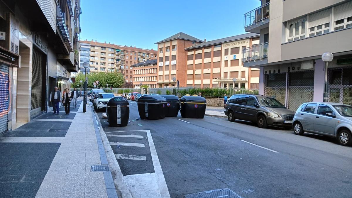 Contenedores cruzados en la calle Cruz Blanca