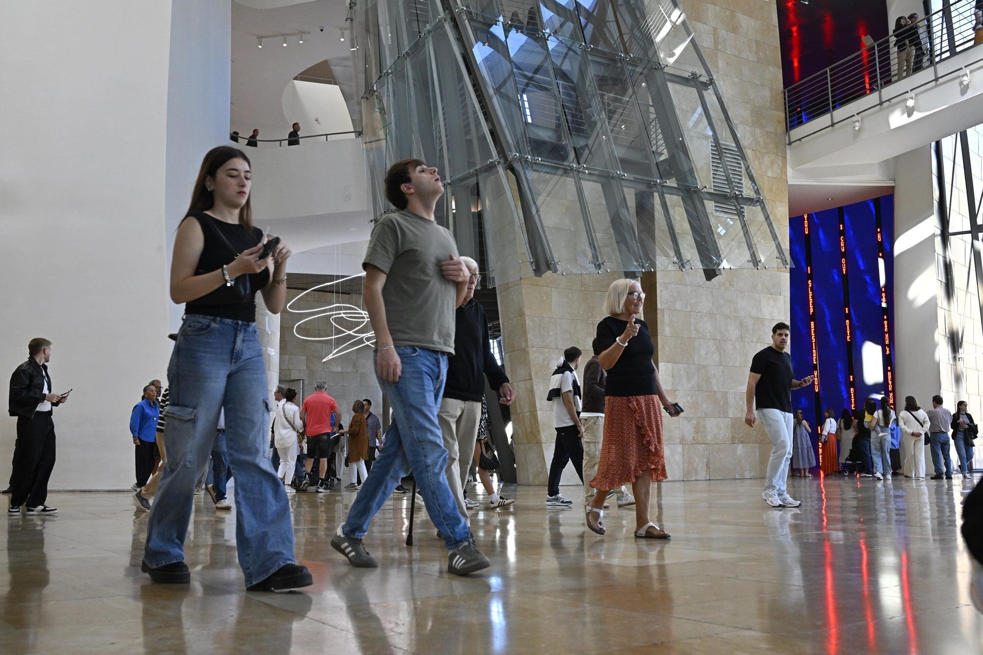 El Museo Guggenheim acoge a miles de visitantes en su 28º cumpleaños