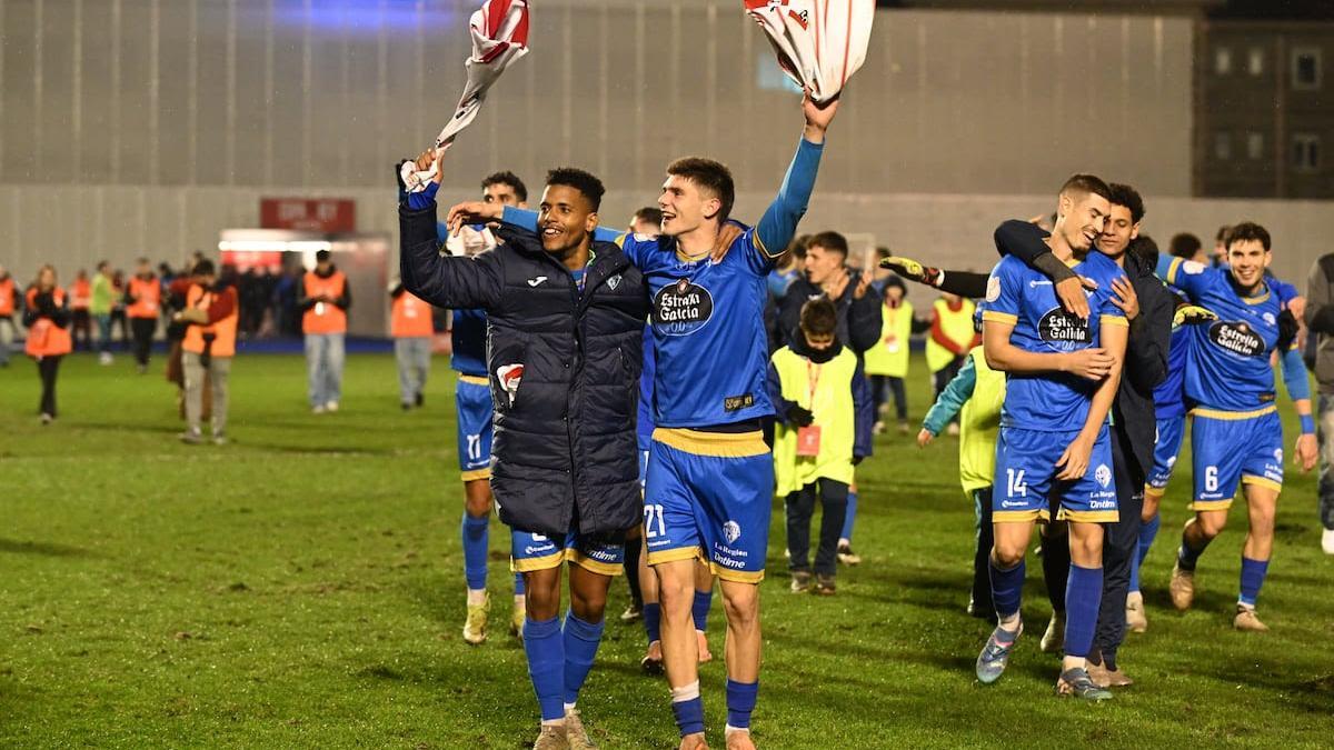 Los jugadores del Ourense celebra su victoria frente al Girona.