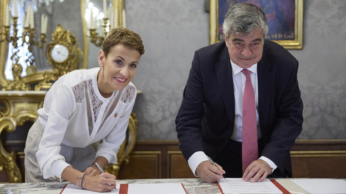 La Presidenta de Navarra, María Chivite, y el director general de Fundación &quot;la Caixa&quot;, Josep María Coronas, en el momento de la firma.