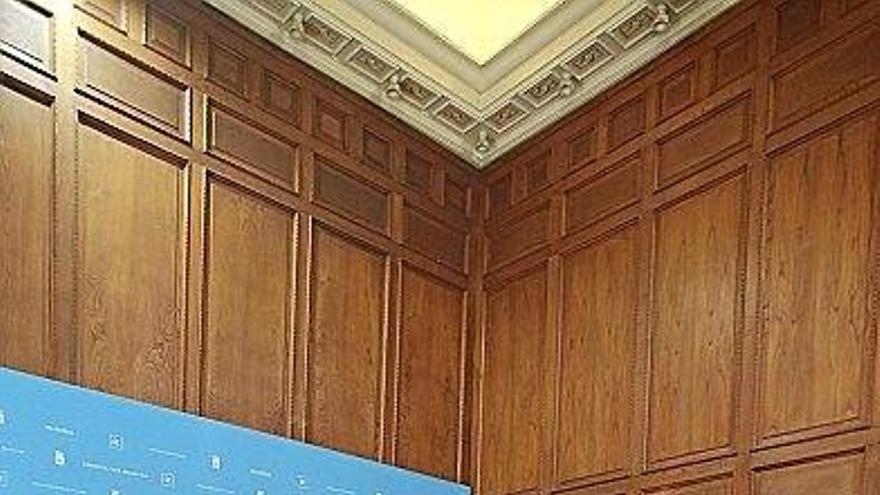 Representantes de la AGE, junto a la concejala de Política Social, Aitziber San Román.