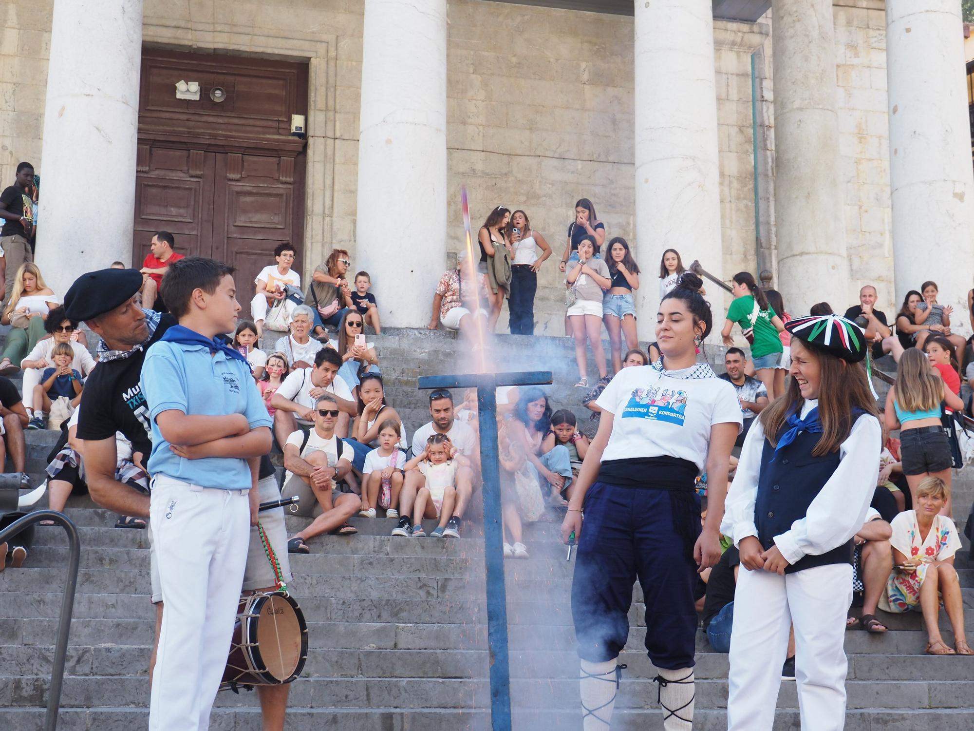 Gigantes y cabezudos toman Mutriku en el inicio de las Madalenas