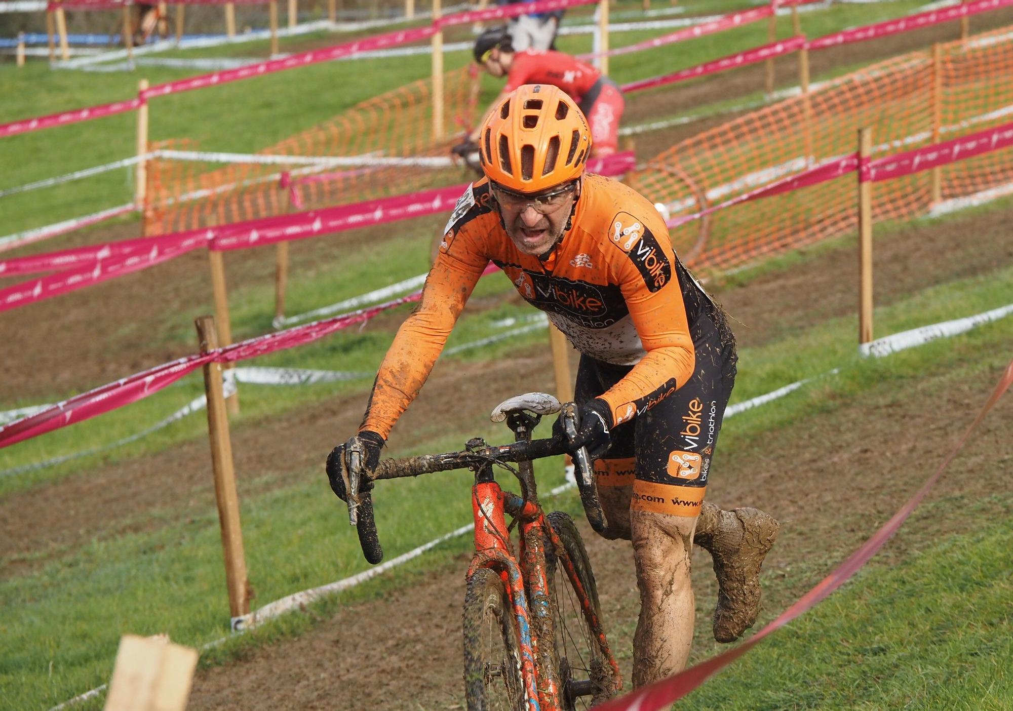 El barro se sumó al espectáculo de ciclocross en Elgoibar