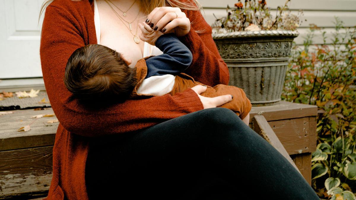 Madre amamantando a su hijo.