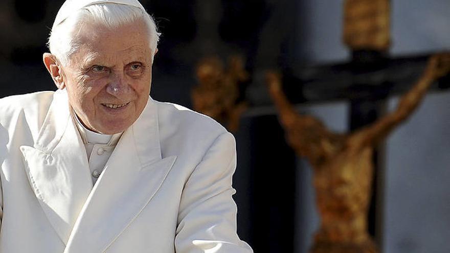 El papa Benedicto XVI saluda a los devotos congregados en la plaza de San Pedro del Vaticano (Italia).