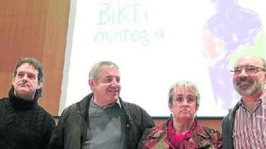Txema Urkijo, Patxi Elola, Axun Lasa y Galo Bilbao, en el seminario organizado ayer en Bilbao por Bakeola.