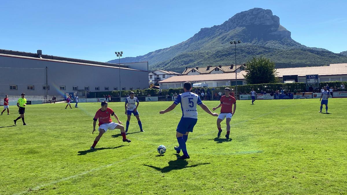 Partido de fútbol en el campo de Zelai Berri, cuyo césped se sustituirá por otro de hierba artificial.