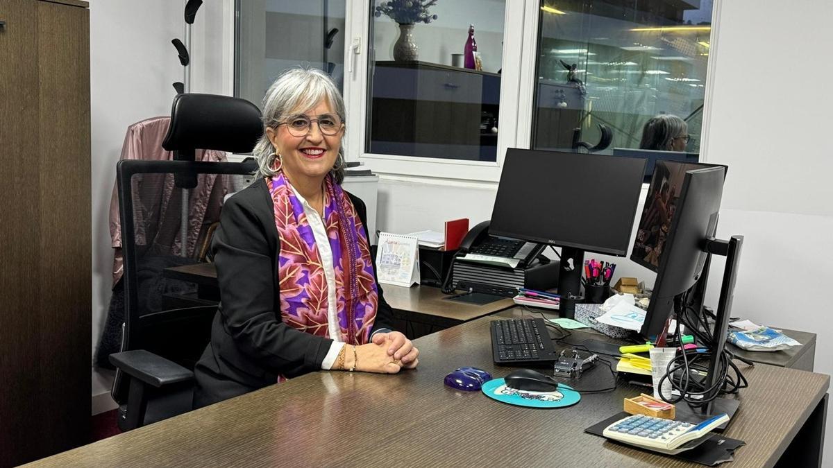 Itziar Garamendi Landa , directora gerente de Azpiegiturak en su despacho de trabajo.