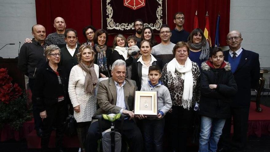 Arriba, de i a d Joxepe Irigaray, Jose Luis Nieva, Abel Alvira, Elisa Guallart, Consuelo Vega, Laura Guallart (en brazos Adrián Guallart), Rubén Gómez, Edurne Alvira, Joaquín Guallart, Juan Bautista Guallart, Yolanda Jaso, Emilio Fraile. Abajo, de i a d A