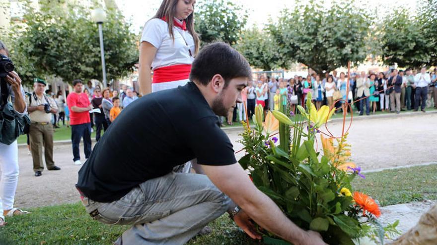 Los hijos de Casanova han depositado un ramo de flores en honor a su padre.