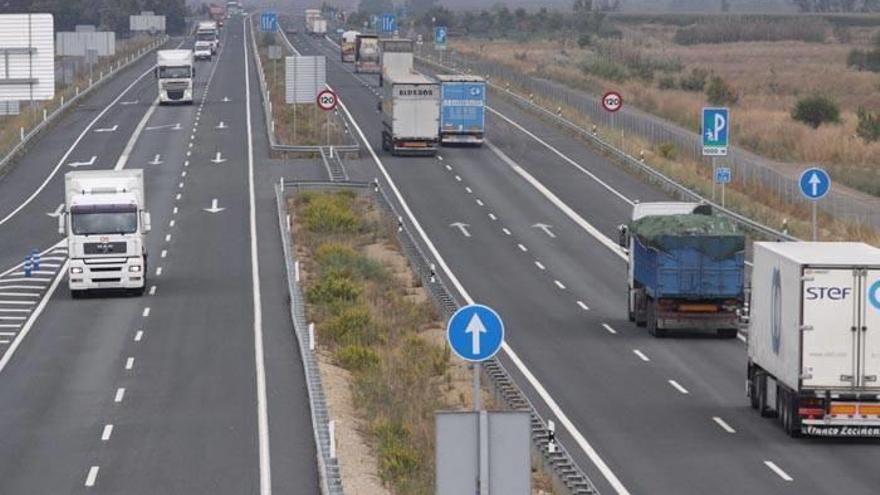Camiones circulando por la A-68.