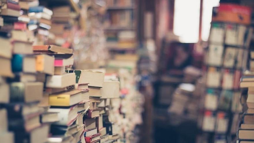 Libros apilados en una habitación.