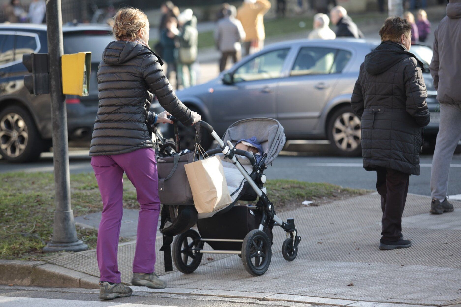 Una mujer en Vitoria con un carrito de bebé, ajena a la información