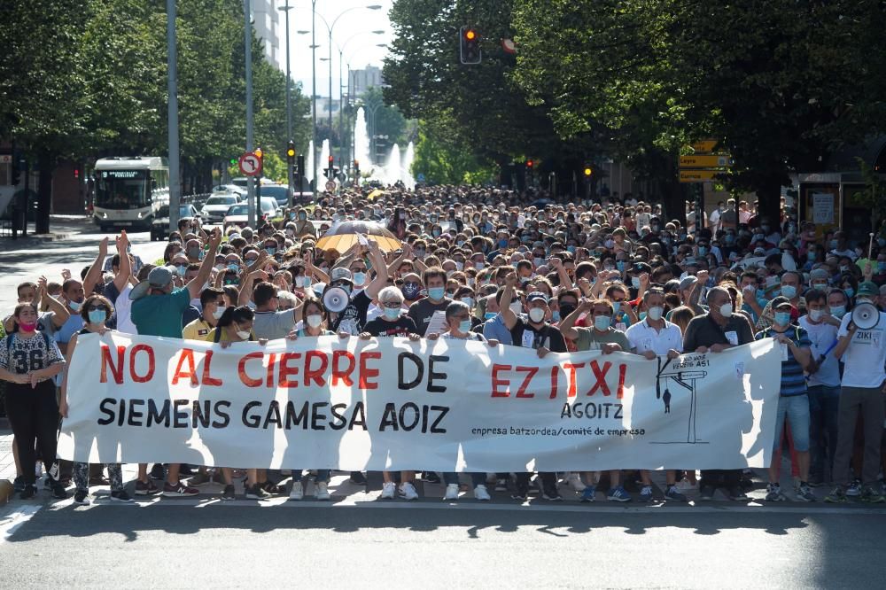 Cientos de personas participan este sábado en Pamplona en una manifestación contra el cierre de la planta que Siemens Gamesa tiene en la localidad de Aoiz y que supondrá la pérdida de empleo para sus