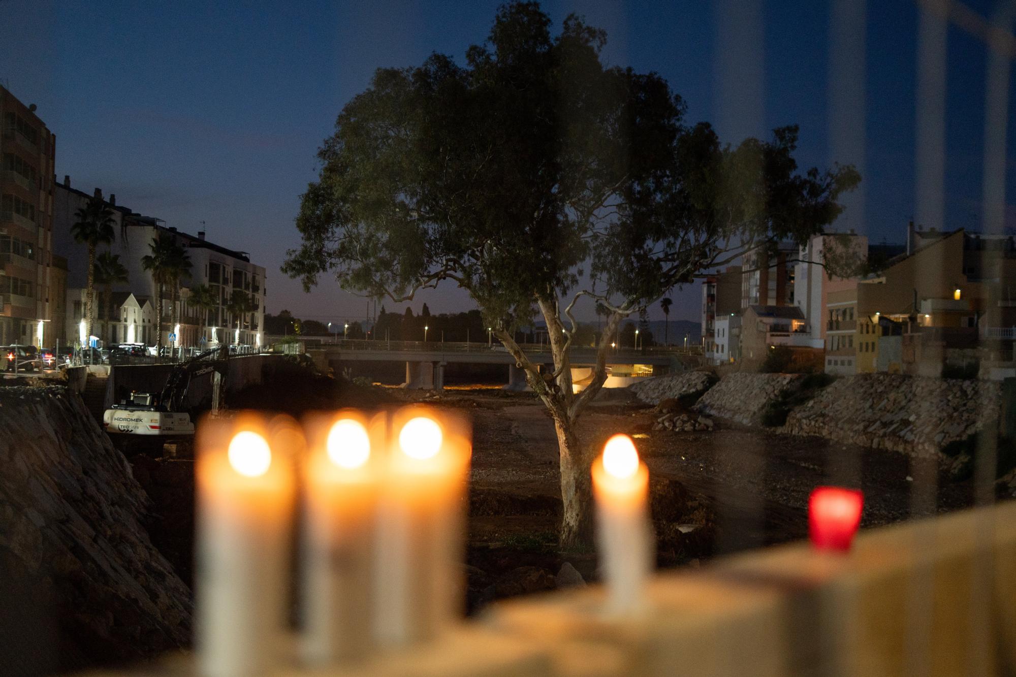 En imágenes: Decenas de velas en la rambla del Poyo homenajean a los fallecidos en la dana