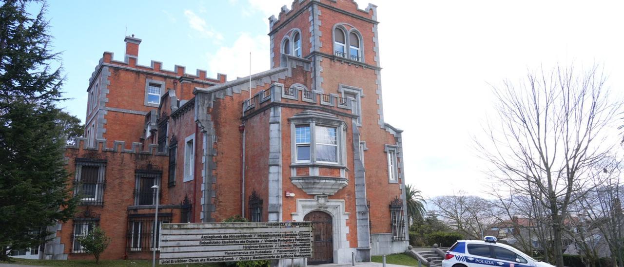 En imágenes: la Ertzaintza registra el Ayuntamiento de Getxo por el 'caso palacete'