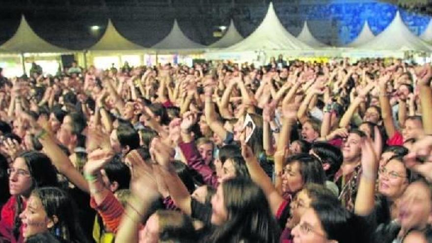 Multitudinario encuentro de cientos de jóvenes en un concierto.