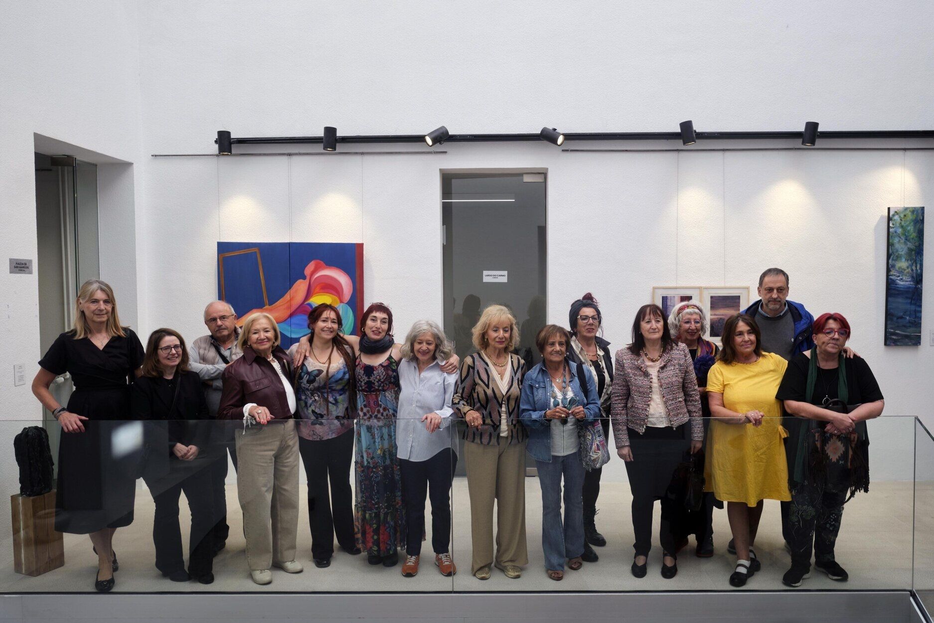 Foto de familia de participantes en la exposición colectiva de la asociación arteNA.