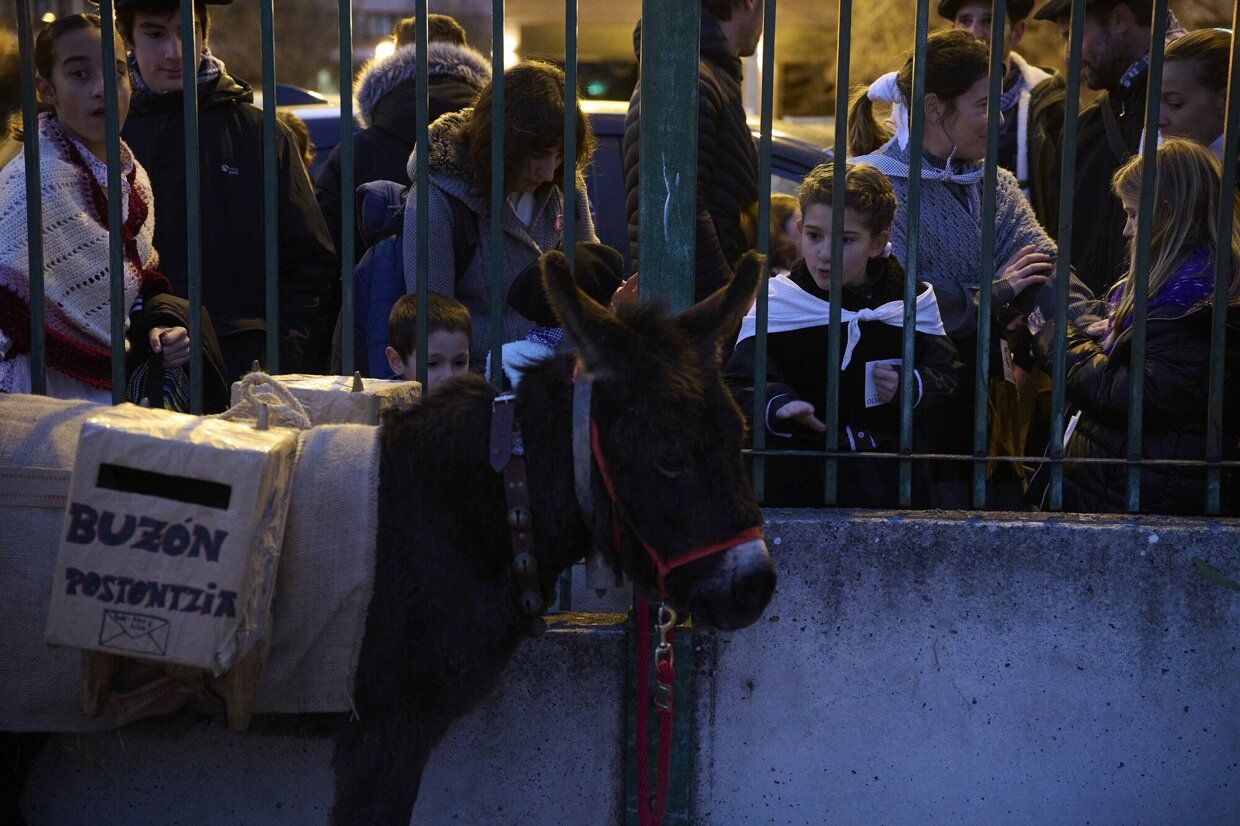 Olentzero y Mari Domingi recogen las últimas cartas en Iturrama