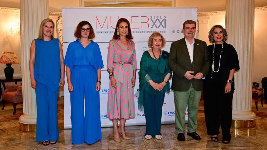 Carmen Posadas recibe el Alfiler de Oro en el Hotel Carlton de Bilbao