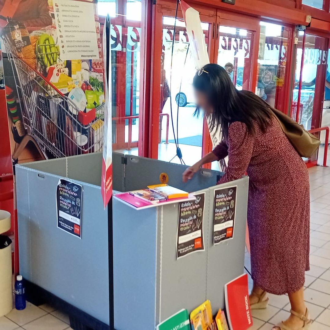En imágenes: recogida de material escolar en Bizkaia