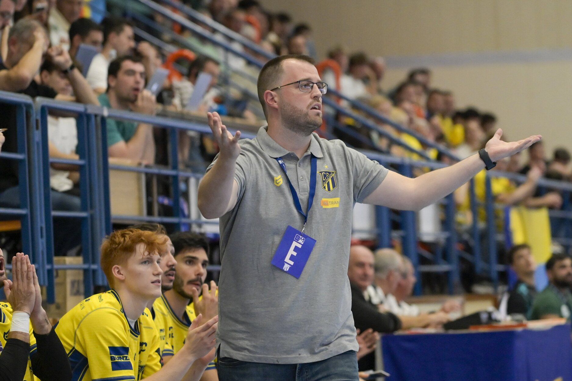 El entrenador del Irudek Bidasoa Irun, Álex Mozas, en un partido en Artaleku