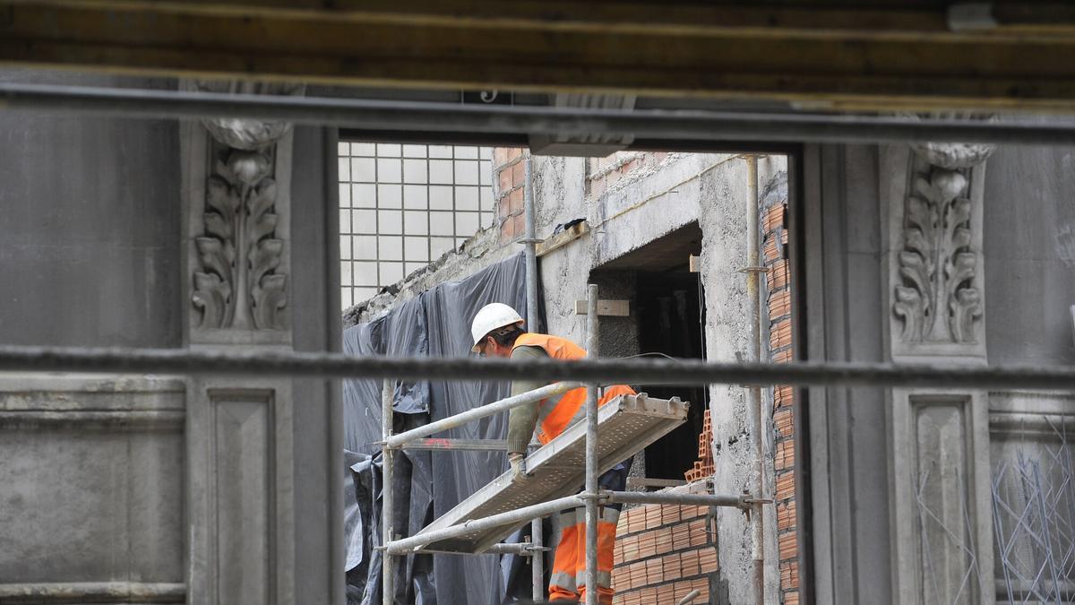 Los sectores en los que se ha dado un mayor descenso mensual de personas paradas han sido el sector industrial y la construcción.