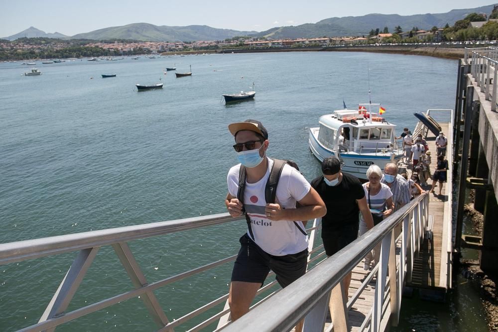 El barco que une Hendaia y Hondarribia recupera su actividad habitual con el final de las restricciones fronterizas.