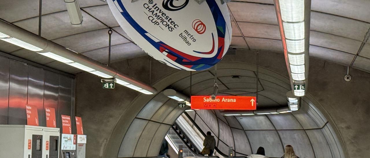 Metro Bilbao instala balones de rugby gigantes para las finales de San Mamés