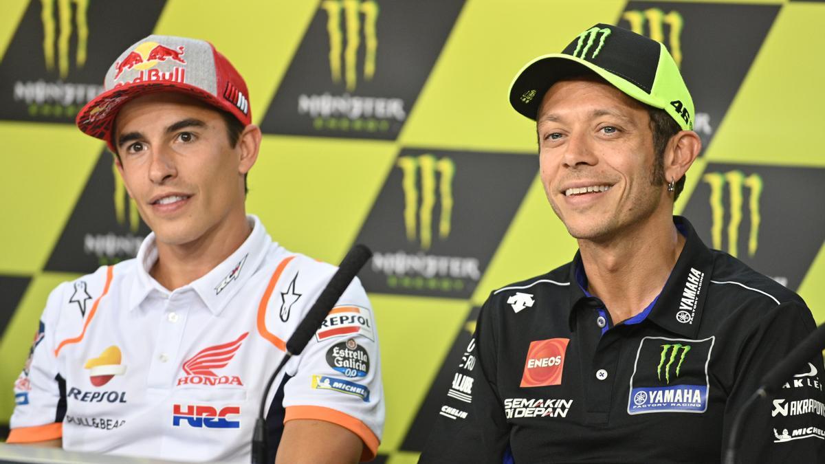 Marc Márquez y Valentino Rossi, durante una rueda de prensa.