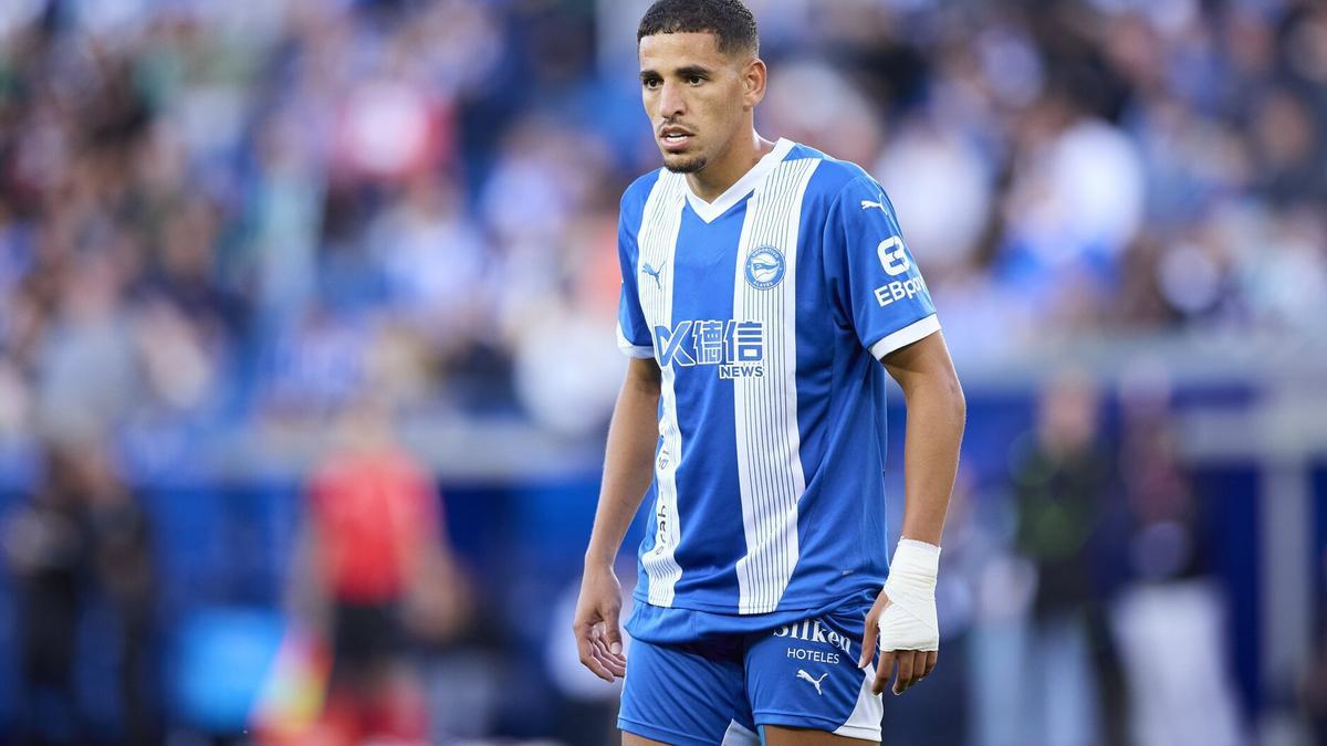 Abqar, pensativo durante un partido con el Alavés