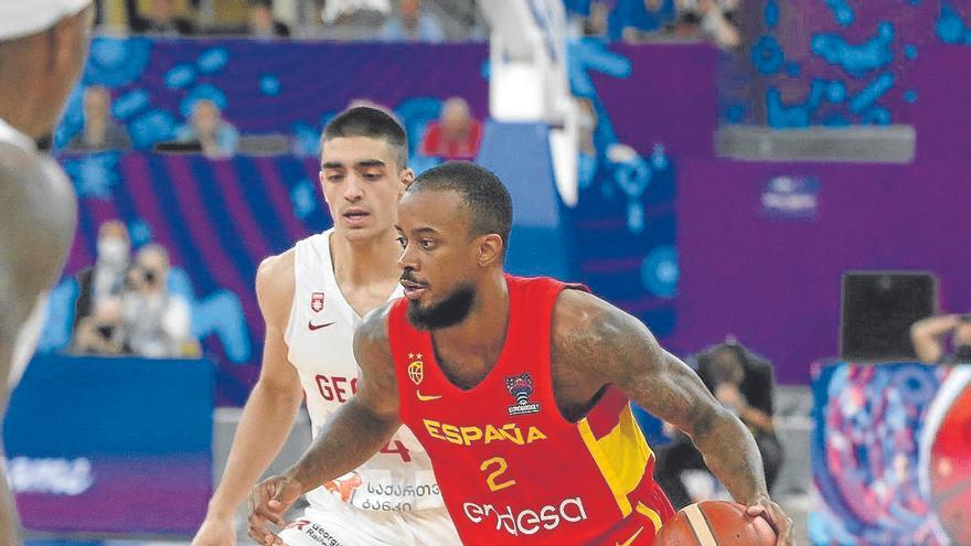 Lorenzo Brown, dirigiendo el ataque de España en el partido contra Georgia.  | FOTO: EFE