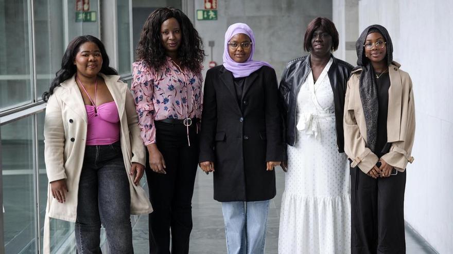 La situación de discriminación e invisibilización de mujeres africanas llega al Parlamento de Navarra