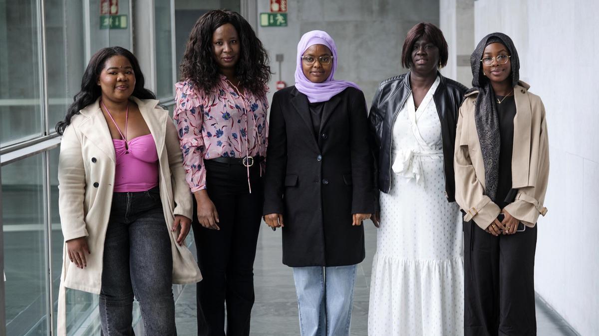 Sesión de trabajo del Parlamento de Navarra con una representación de la Asociación de Mujeres Africanas Flor de África