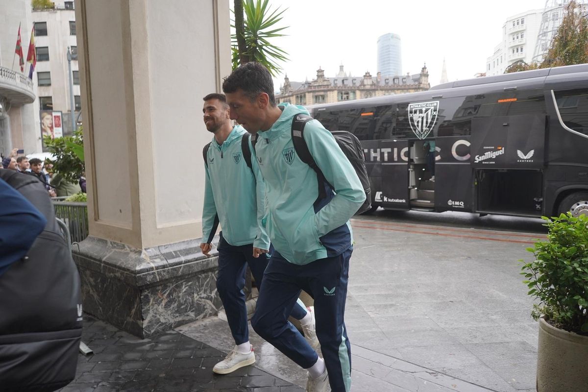 Los jugadores del Athletic llegan al hotel de concentración
