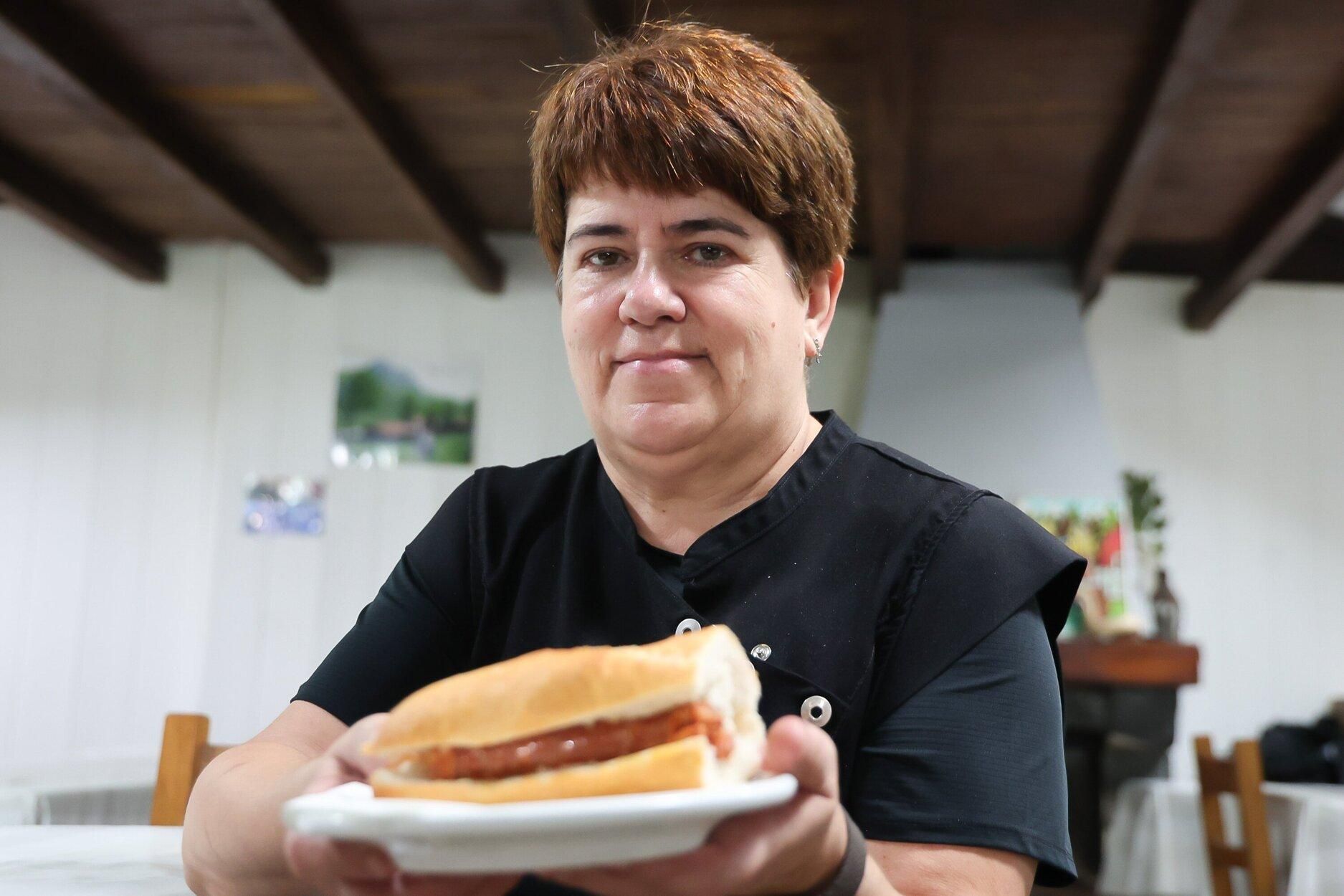Maria Jesus Etxeberria txorizo pintxo bat eskuan duela.