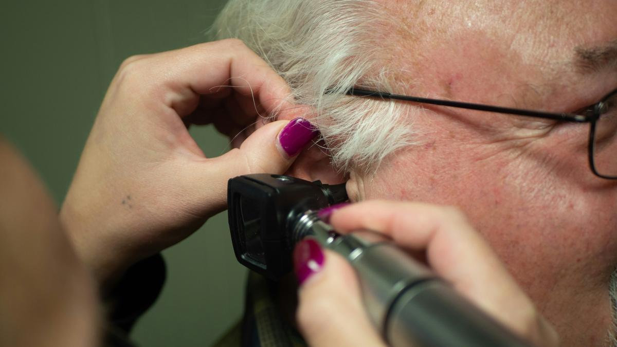 El aumento de la miopía y la pérdida auditiva ponen en evidencia el desgaste paulatino de los sentidos.