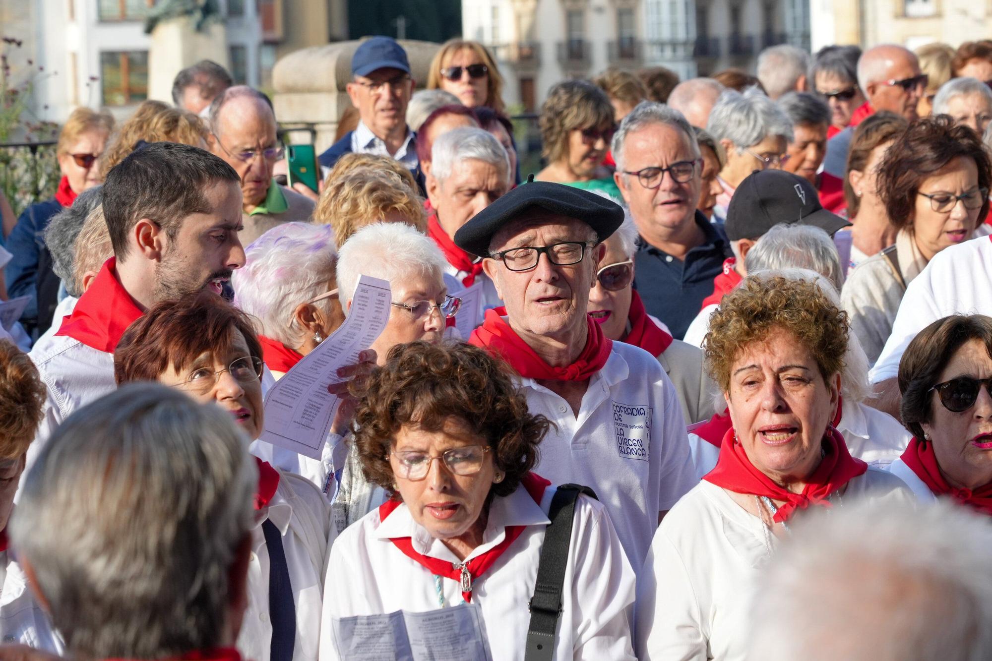 En imágenes: Los auroros despiertan a Vitoria con sus canciones