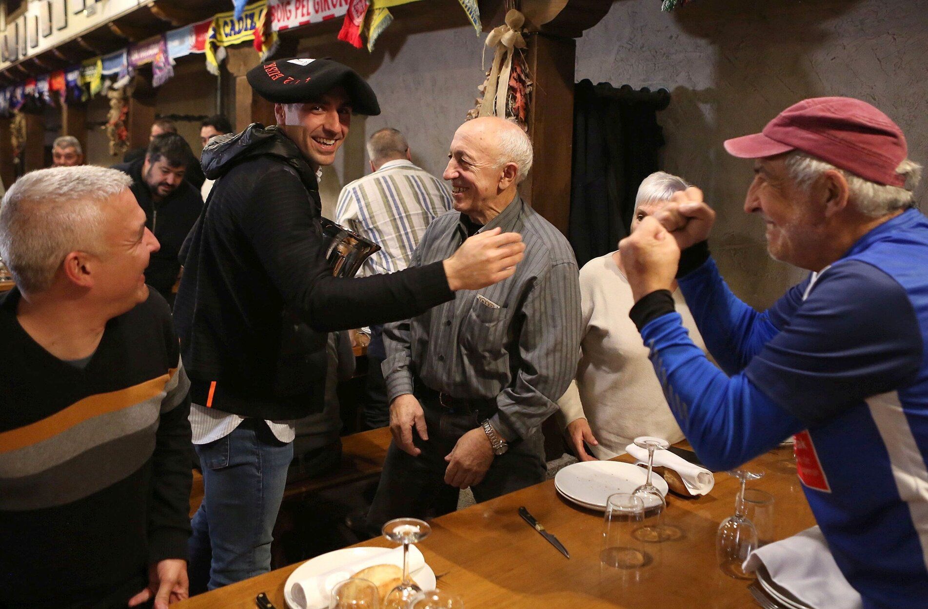 La celebración de la victoria de Peio Etxeberria