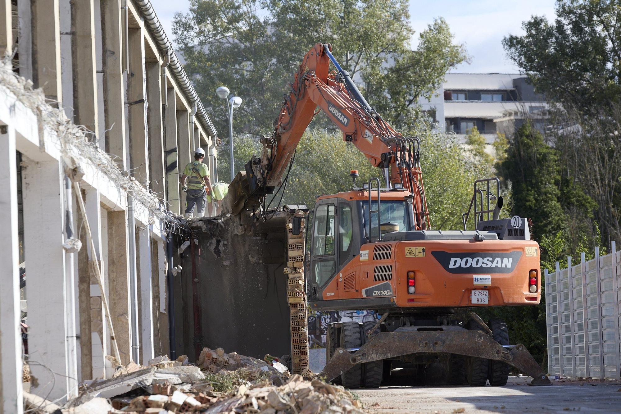 [FOTOS] Comienza el derribo de Transportes Iruña para construir el Building Arquitectura Institute